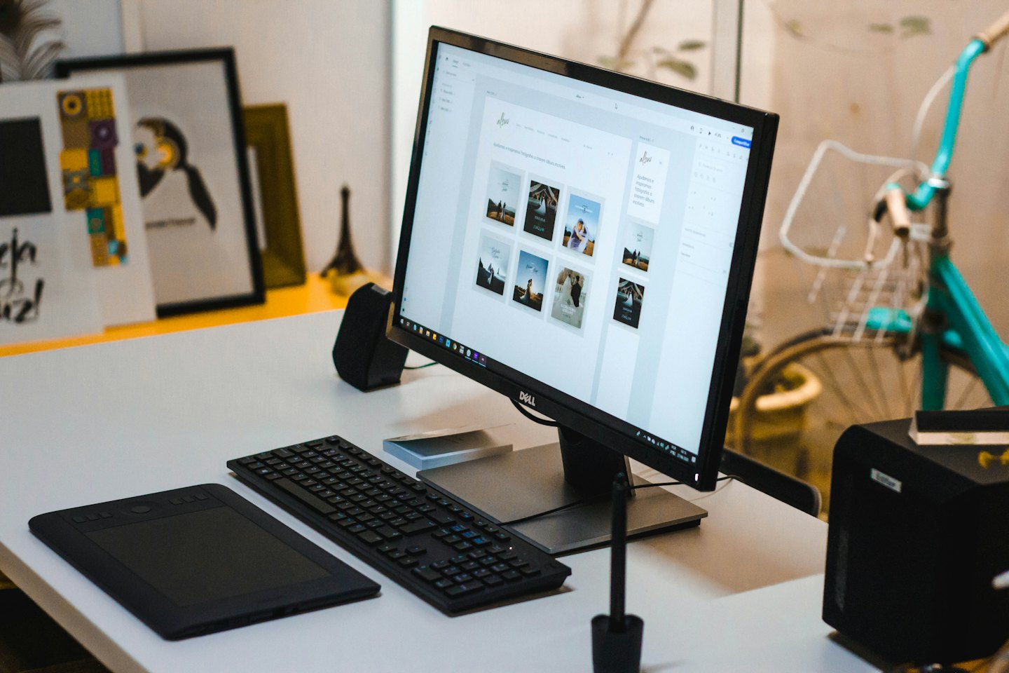 Biurko grafika komputerowego z monitorem Dell i tabletem Wacom.