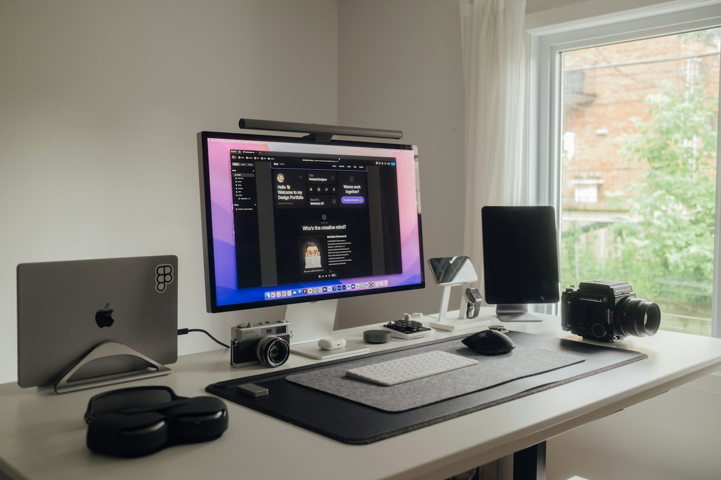 Laptop, monitor i tablet na biurku w nowoczesnym biurze.